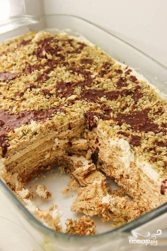 Готовый торт из печенья "Юбилейное" без выпечки можете украсить шоколадной крошкой, орешками или ягодами (всем, чего ваша душа пожелает)!