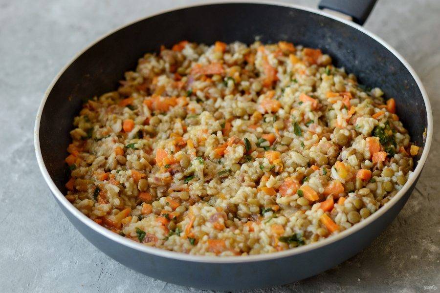 Выложите к овощам сваренный рис с чечевицей. Перемешайте. Добавьте соль и перец по вкусу. 