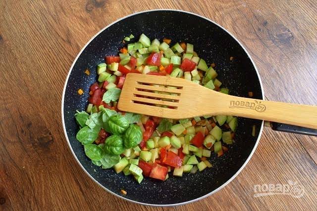 5.    Затем – кабачки, добавьте помидоры и базилик. Накройте крышкой и тушите пару минут до мягкости овощей.

