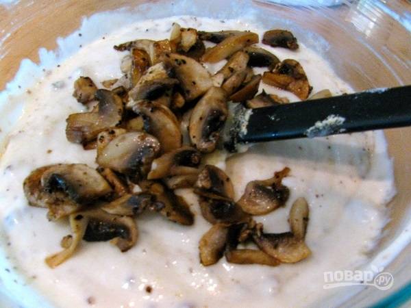 2. Чтобы блюдо было более насыщенным и пикантным, можно добавить немного жареных грибочков. 