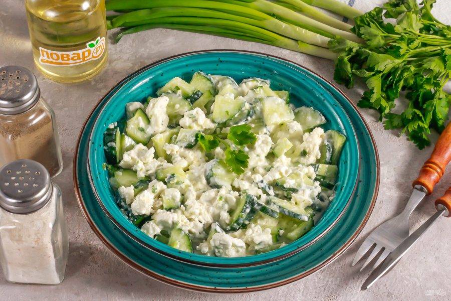 Подайте вкусный салат к столу охлажденным. Можно добавить в него измельченную зелень укропа или петрушки.
