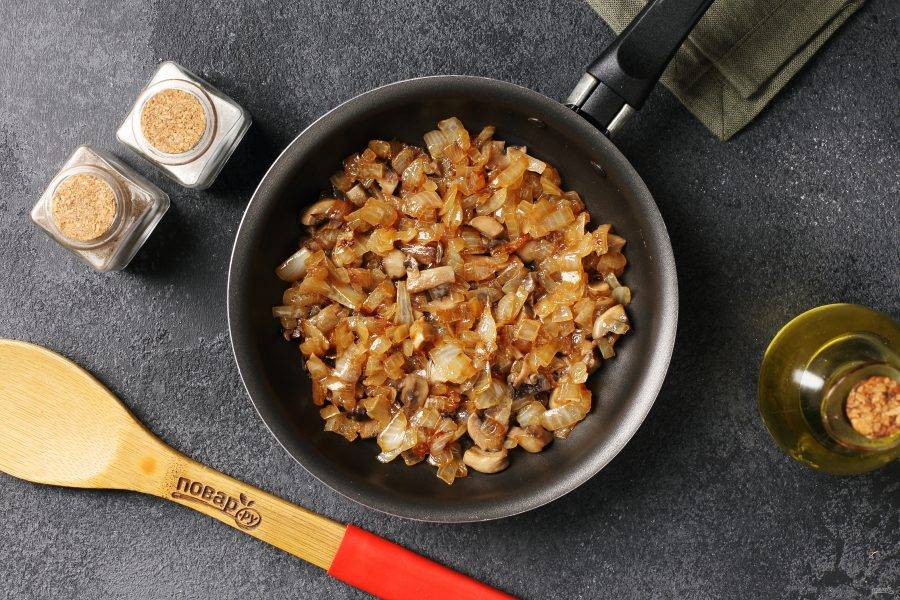 Нарежьте произвольно лук и грибы. Обжарьте на растительном масле в течение 5-7 минут. Добавьте соль по вкусу.