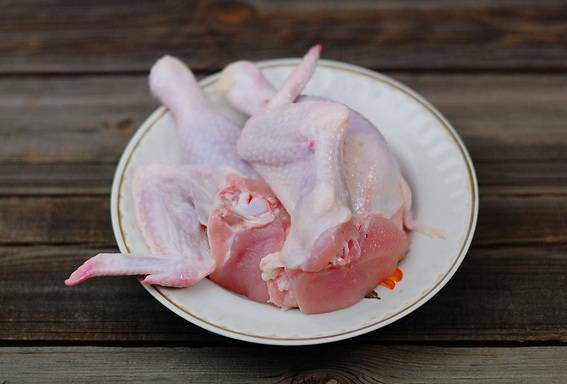 Для начала разделяем курицу на порционные куски, высушиваем их при помощи бумажных полотенец, солим и посыпаем специями на ваш вкус. 