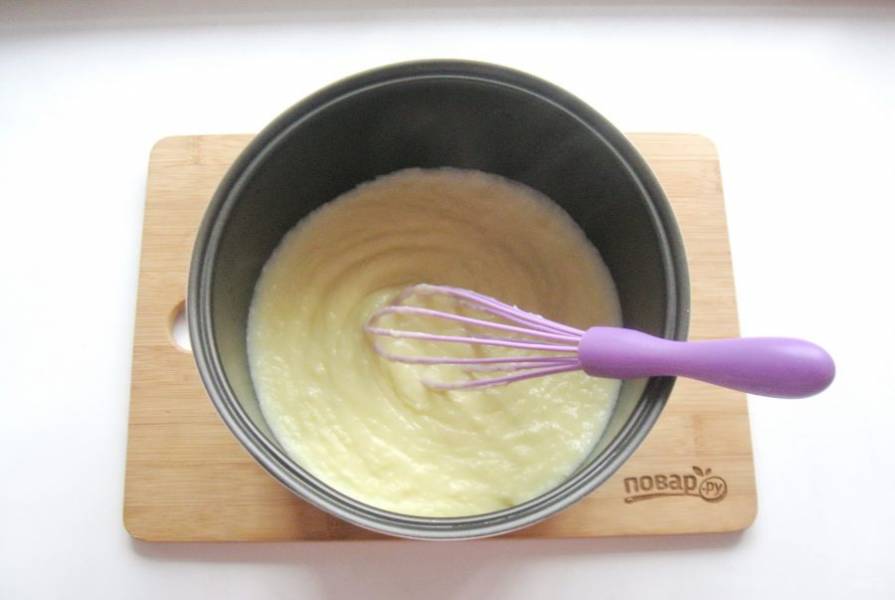 Когда молоко начнет закипать, влейте в кастрюлю мультиварки смесь яиц, сахара и крахмала. В режиме "Тушение" доведите крем до загустения. После выложите крем из кастрюли в мисочку, добавьте ванильный сахар, перемешайте крем.