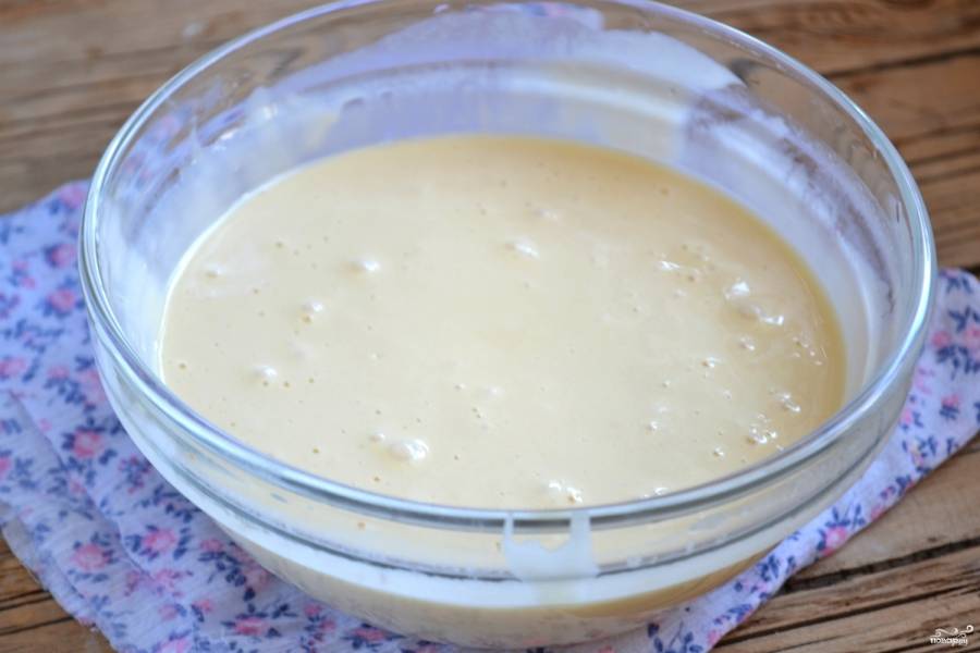 В небольшой кастрюльке смешайте молоко и сливочное масло, разогрейте до температуры около 80 градусов. Молоко должно быть горячим, но не кипеть. Введите полученную массу в бисквитное тесто, перемешайте ложкой до однородного состояния. Бисквитное тесто с молоком готово, теперь из него можно испечь нежный и воздушный торт, печенье или пирожные. 
