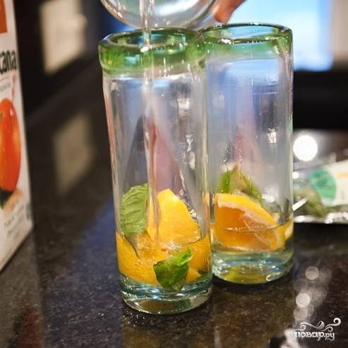 2. Промойте листики мяты. В высокий стакан положите дольку или две апельсина, несколько листиков мяты, добавьте ложечку сахара или влейте сиропа.