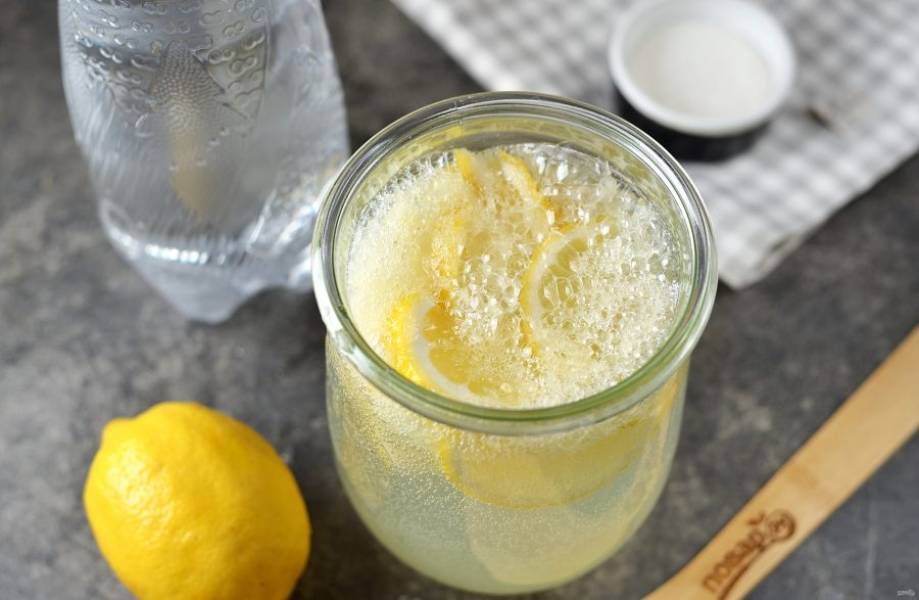 Отправьте емкость с лимонадом в холодильник до полного остывания. Если не хотите долго ждать, тогда можно сразу же разливать по стаканам, но добавьте кубики льда. 