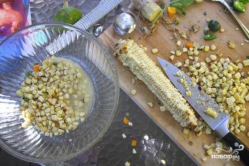 5. С помощью ножа извлечь ядра из початков кукурузы и выложить их в большую миску. 