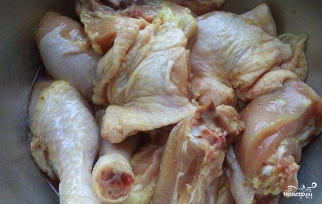 2.	Порежьте куриное мясо на порционные кусочки. Уложите курицу в емкость для приготовления. Сверху на мясо полейте сливки.