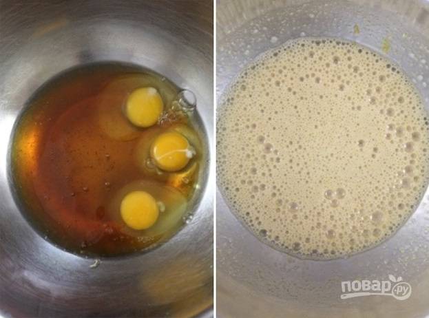 1.	В миску вбейте куриные яйца, к ним добавьте жидкий мед и взбейте все до образования пенистой массы.