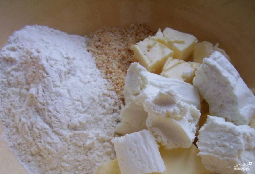 Первый шаг - готовим тесто основы. Для этого нужно измельчить и сложить в одну миску следующие ингредиенты: муку, творог, сливочное масло, размельченный миндаль , соль. 