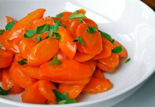 Присыпаем морковь кунжутом или зеленью и подаем на стол. Приятного аппетита!