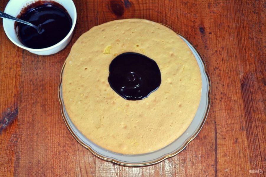 Накройте верхушкой корж. Растопите шоколад с кусочком сливочного масла и полейте тортик. 