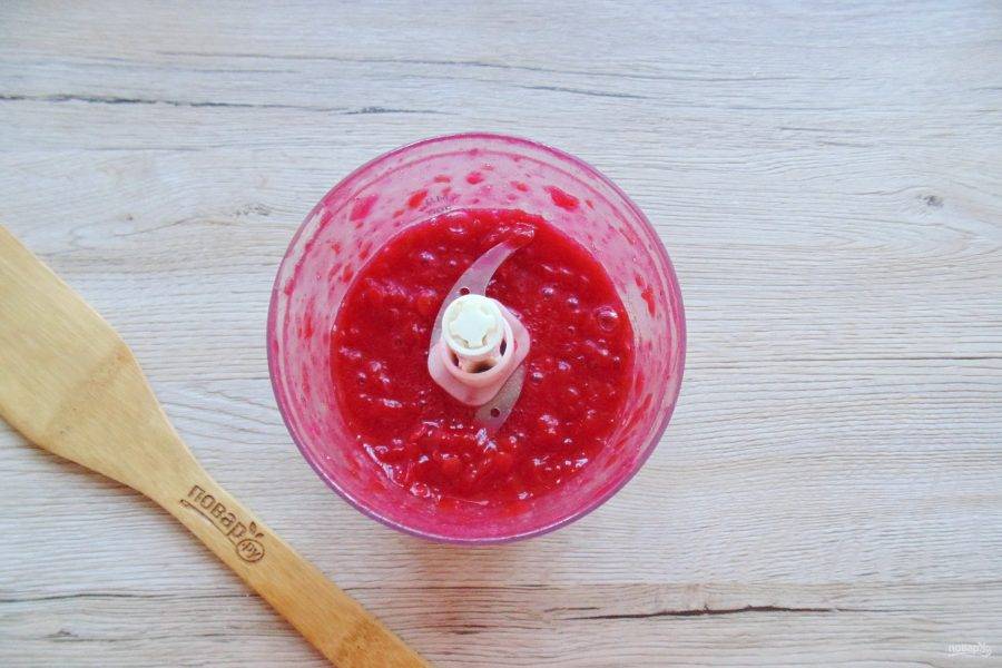 Готовим начинку. Калину вымойте. Оборвите ягоды, переложите в чашу блендера и взбейте до консистенции жидкого пюре. Протрите взбитую калину через сито. 