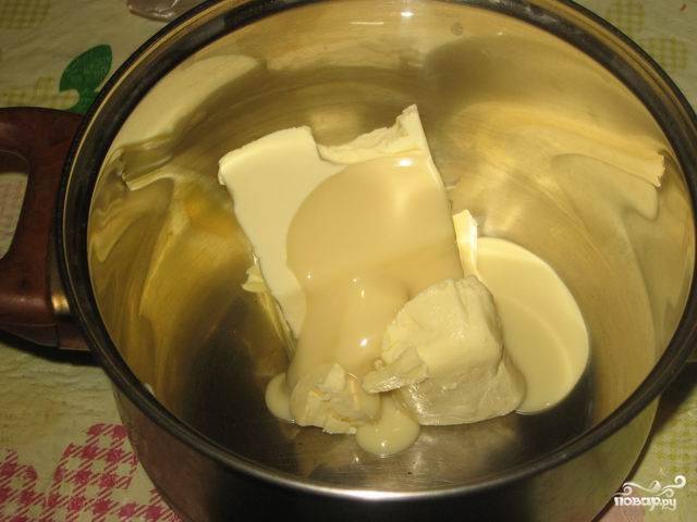 3. В глубокую миску положить масло и немного сгущенного молока. Взбить миксером на высокой мощности до образования однородной консистенции. Потом постепенно добавлять оставшуюся сгущенку, продолжая взбивать. 