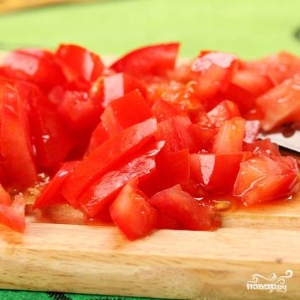 Помидоры нарежем небольшими кубиками. Рекомендую использовать более мягкие помидоры, они быстрее размякнут и дадут больше вкуса.