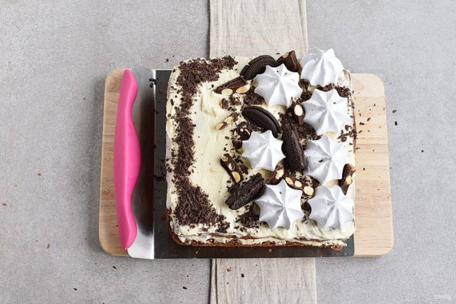 Украсьте торт по вкусу.