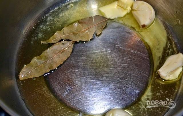 Разогреваем растительное масло с лавровым листом и чесноком. 