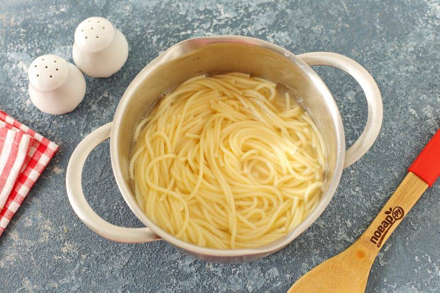 Параллельно приготовлению соуса отварите в подсоленной воде спагетти.