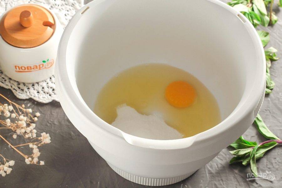 Куриные яйца вбейте в емкость кухонного комбайна или миксера, всыпьте соль и сахарный песок. По желанию можете добавить немного ванильного сахара или ароматизатора. Взбейте все в течение 3-4 минут в пышную пену.