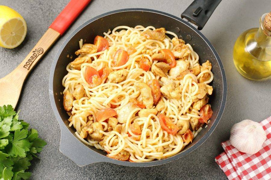 Переложите спагетти в сковороду, перемешайте и прогрейте 2-3 минуты.