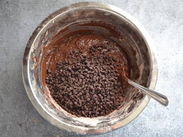 4.	Введите в шоколадное тесто шоколадную стружку, перемешайте тесто.