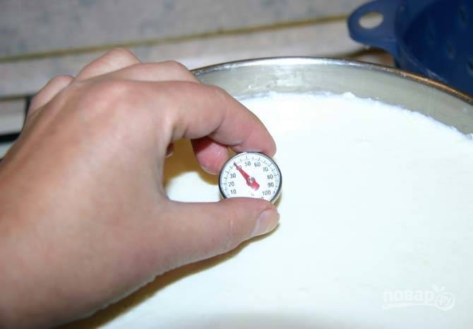 9.	Снова отправьте молоко на огонь, подогрейте его до 40 градусов.
