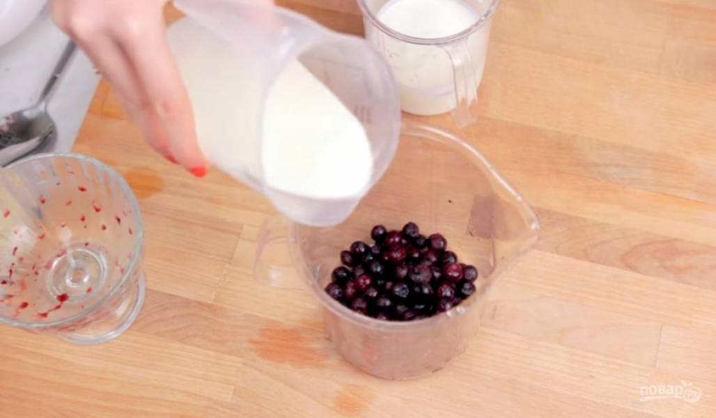1. Для приготовления черничного смузи в чашу блендера высыпьте чернику. Добавьте к ней молоко и натуральный йогурт. 