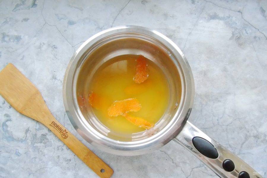 Нарежьте цедру половины апельсина и отожмите сок из целого фрукта. Налейте сок в кастрюлю и выложите цедру.