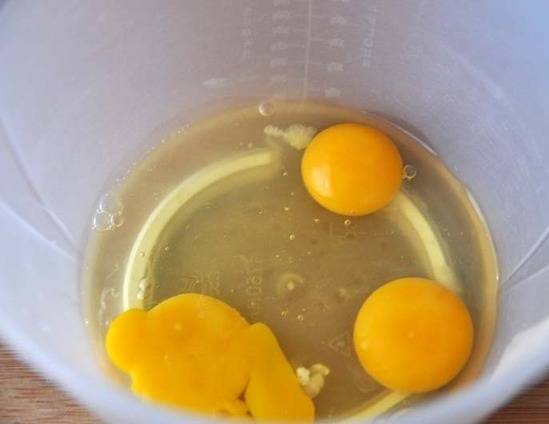 1. Яйца вбить в глубокую емкость для взбивания. 