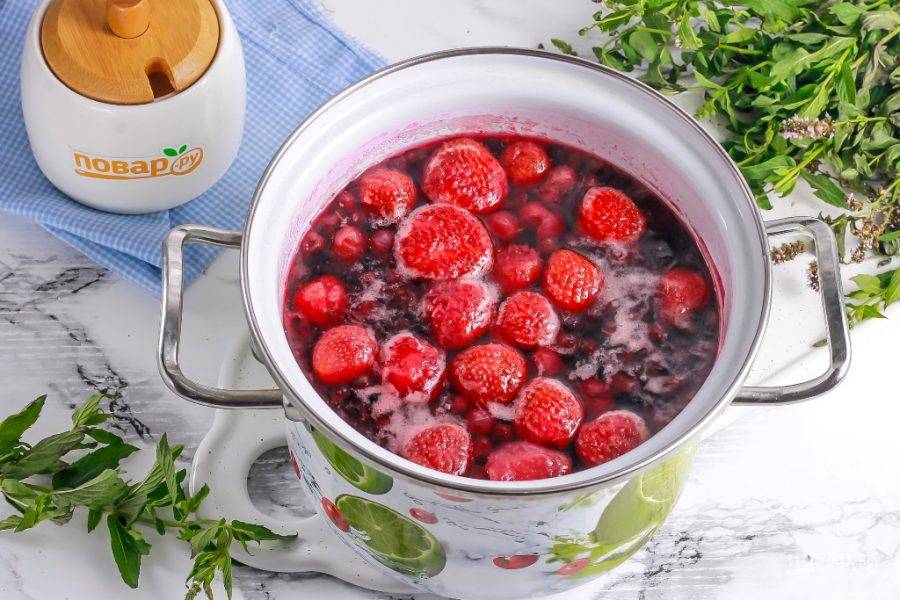 Отварите компот из ягод примерно 15 минут и остудите до комнатной температуры еще 30 минут.