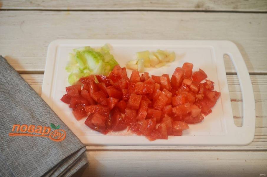 1. Приготовим соус "Маринара". Помидоры, лук и чеснок мелко нарежьте.