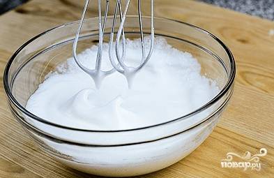 В другой посуде взбейте белки миксером с остатками сахара до пиков.