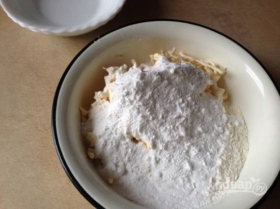 Добавляем муку и сахарную пудру, замешиваем гладкое тесто.