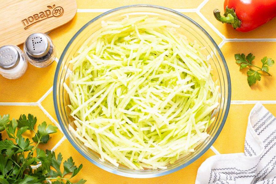Редьку помойте, очистите от кожуры и натрите на терке.