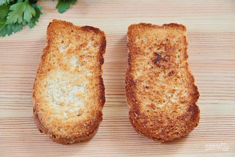 Хлеб подсушите в тостере или на сухой сковороде и натрите хорошо чесноком.