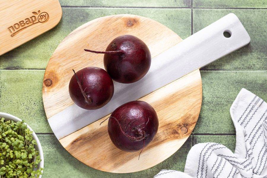 Свеклу тщательно помойте. Можно потереть ее губкой или щеточкой, чтобы смыть всю грязь.