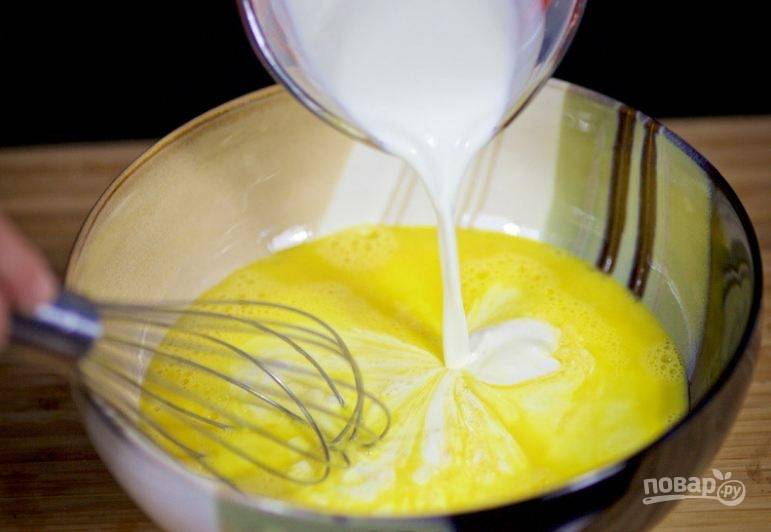 3. Взбейте яйца с помощью венчика и добавьте к ним сливки. Смесь приправьте солью и перцем.
