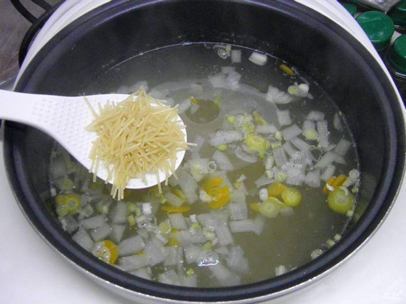 Через заданное время добавьте вермишель в суп.
