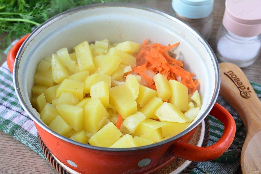 Кастрюлю прикройте крышкой и тушите овощи на среднем огне 15 минут. Овощи станут мягкими и выделят сок.