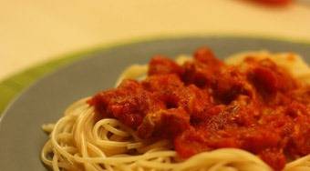 На тарелку кладем спагетти, а сверху - свинину с луком в томатной пасте. Приятного аппетита!