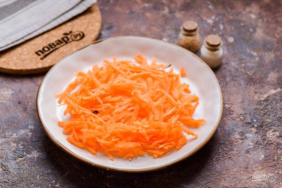 Очистите морковь, ополосните и просушите. Натрите морковь на средней терке.