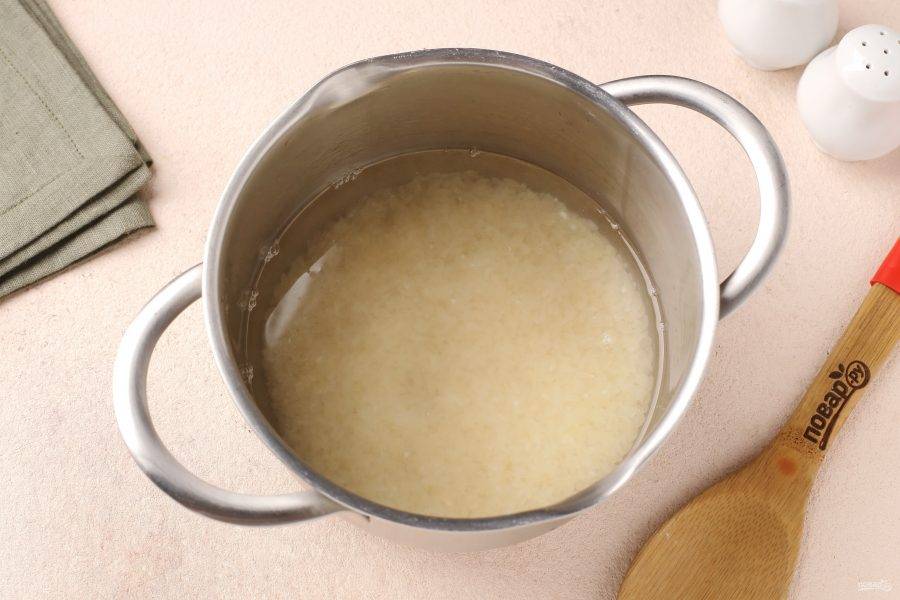 Рис хорошо промойте, залейте водой, чтобы она была выше риса примерно на 1,5 см. Добавьте соль по вкусу и варите до полной готовности.