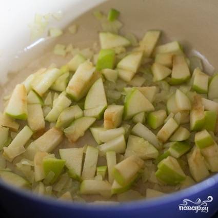 В толстостенной кастрюле растопите сливочное масло. Добавьте чеснок, обжарьте 30 секунд до появления запаха, затем добавьте мелко нарезанный лук. Обжарьте лук до мягкости, около 5 минут, после чего добавьте яблоки и жарьте еще 1 минуту.