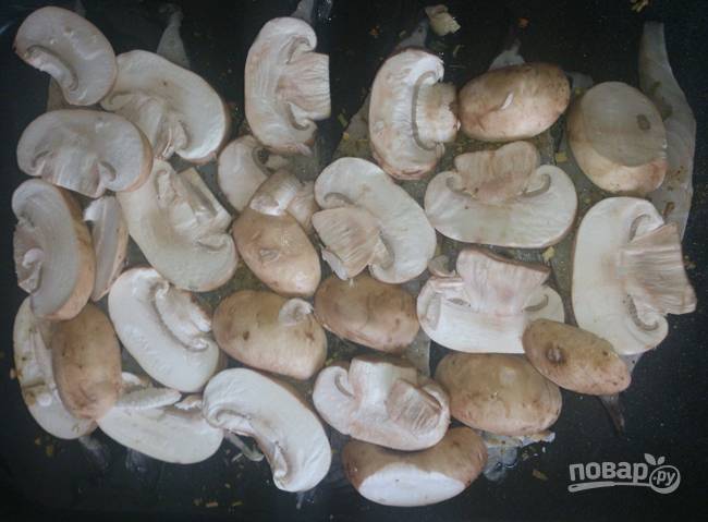3. Нарежьте тонкими ломтиками грибы и выложите сверху. Чуть подсолите, можно добавить щепотку перца. 