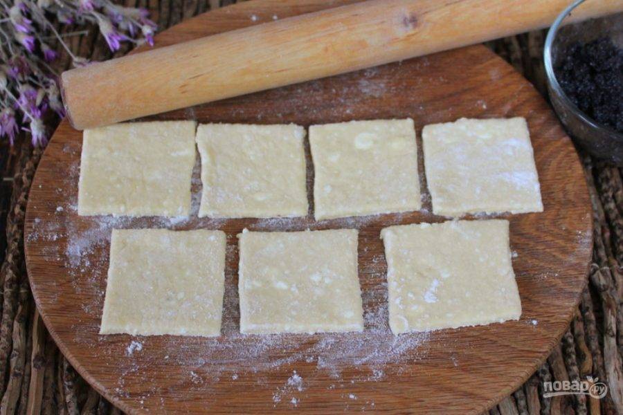 Творожное тесто раскатываем толщиной 3 мм и нарезаем квадратами. 