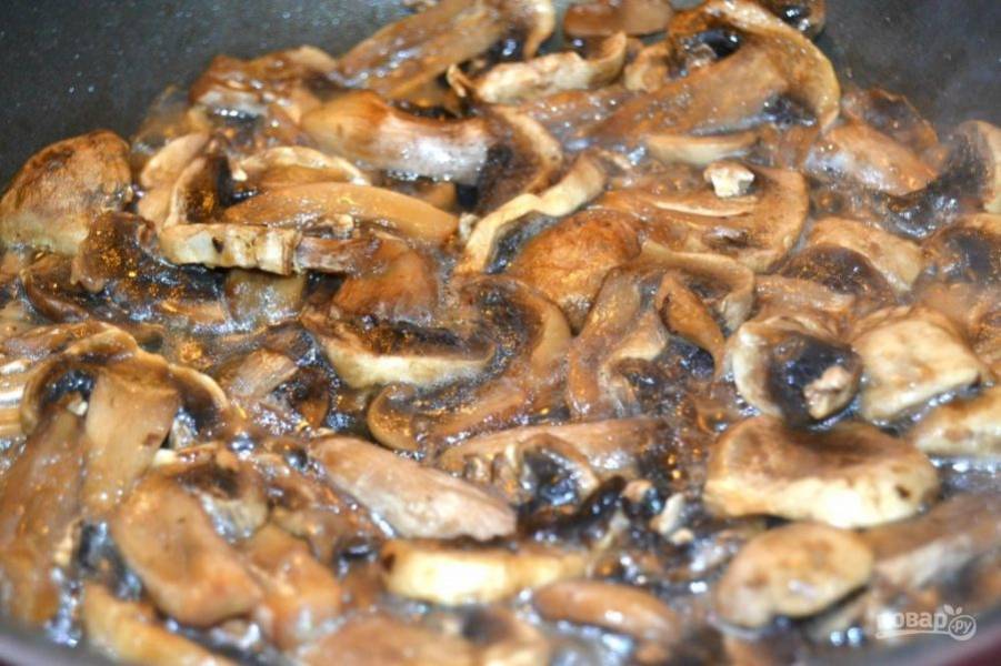 2.	Разогрейте сковороду с растительным маслом на среднем огне и добавьте в нее грибы, обжаривайте в течение 15 минут, пока вся жидкость не испарится.