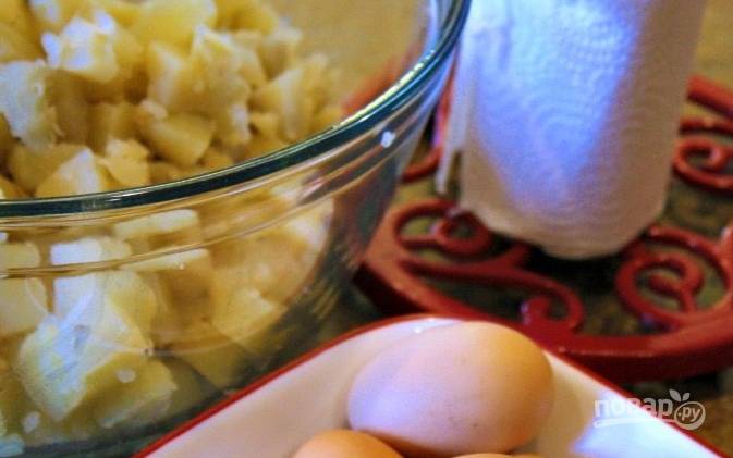 Вскипятите воду, картофель порежьте четвертями. Варим картошку минут 20, параллельно отварим вкрутую яйца. Картошку нарежем кубиками.