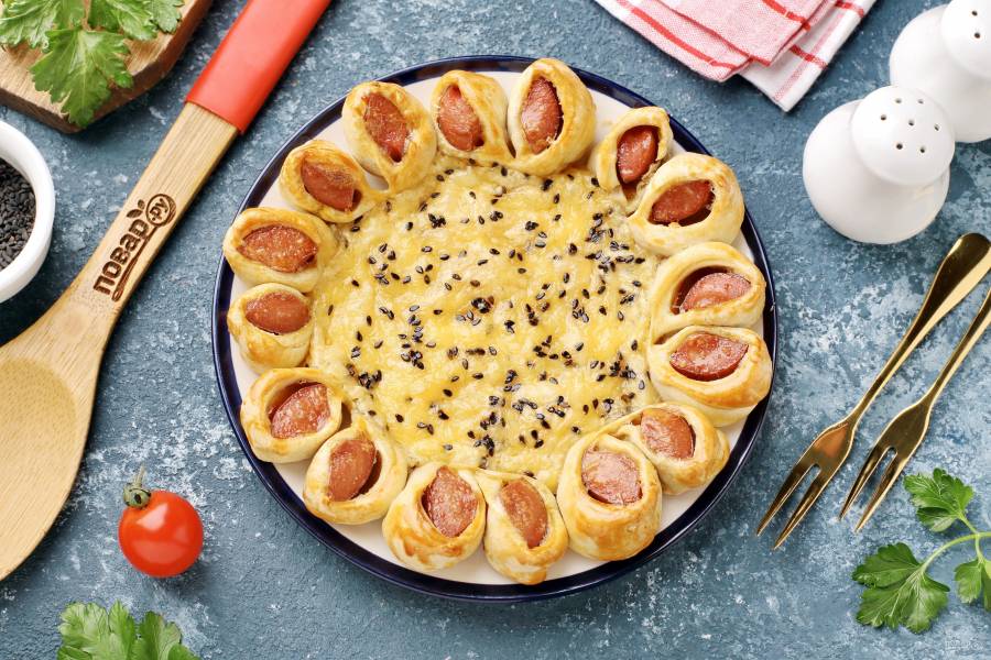 Рецепт: Заливной пирог с сосисками и картошкой - по-быстрому