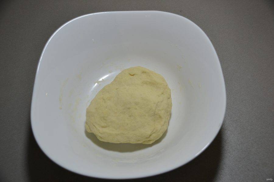 Замесите тесто, накройте пленкой, оставьте на расстойку на 1,5-2 часа. В процессе расстойки сделайте дважды обминку, с периодичностью в  30 минут.
